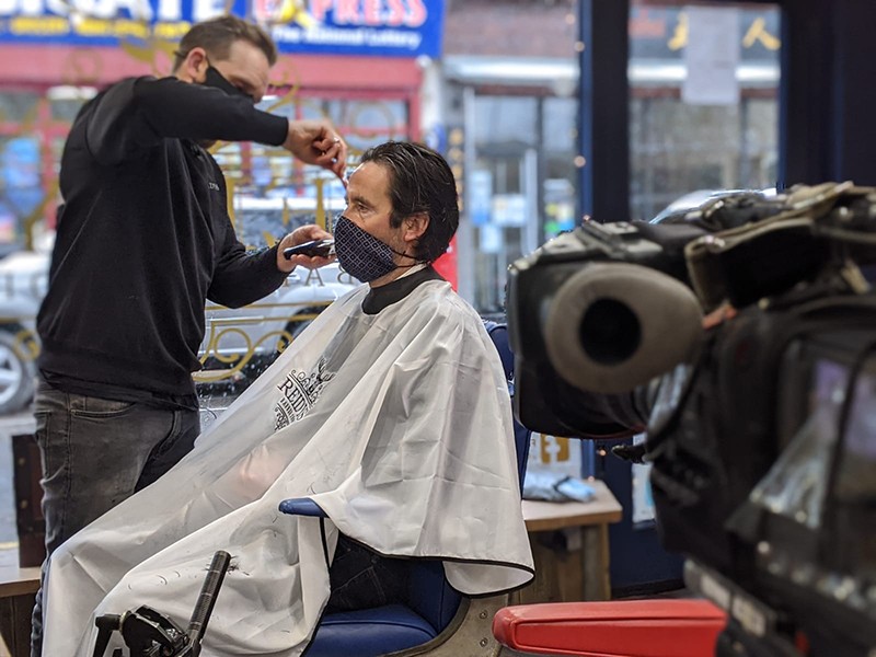 Reidys - Toby cutting hair of BBC reporter from side